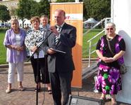 Der Beauftragte der Bundesregierung für Aussiedlerfragen und nationale Minderheiten, Hartmut Koschyk (Mitte), hielt die Festrede bei der Feierstunde auf dem Stuttgarter Schlossplatz aus Anlass der Unterzeichnung der 