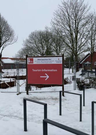 Tourist-Info Greetsiel Umzug Wegweiser.PNG