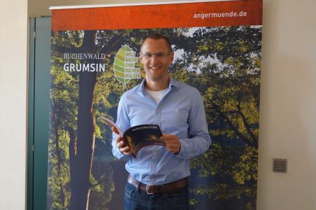 Frederik Bewer, Bürgermeister der Stadt Angermünde, hat in diesem Jahr das Grusswort geschrieben, Foto: ICU GmbH