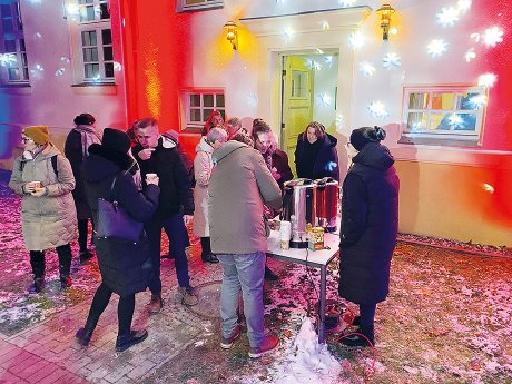 10_Hof-mit-Gluehwein.jpg