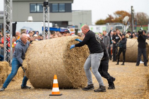 Strohballen-Rollmeisterschaft_Dornumersiel_2026.gif
