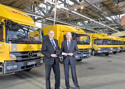 Ulrich Bastert (links), Leiter Vertrieb und Marketing Mercedes-Benz Lkw, übergab zehn Mercedes-Benz Atego Hybrid an Gerd-Dieter Benzing, Geschäftsführer der DP Fleet GmbH