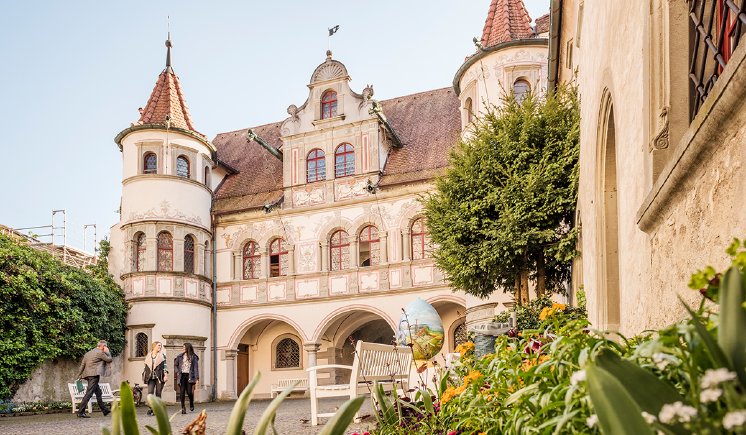 Konstanz-Altstadt-Rathaus-Bluete-01_Copyright_MTK-Dagmar-Schwelle.jpg