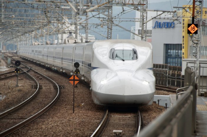 Shinkansen (1) (c) Antje Papist-Matsuo.jpg