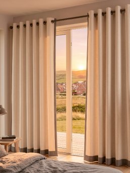 Firefly_hinter_dem_Fenster_sieht_meine_eine_Landschaft_mit_Häusern._das_Wetter_ist_trüb._ta.png