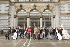 Unter der künstlerischen Leitung des Solisten Daniel Dodds wird das Kammerorchester Festival Strings Lucerne beim 9. Benefizkonzert der Würzburger Druck- und Medienunternehmen aufspielen. (Foto: Emanuel Ammon/AURA Fotoagentur) 