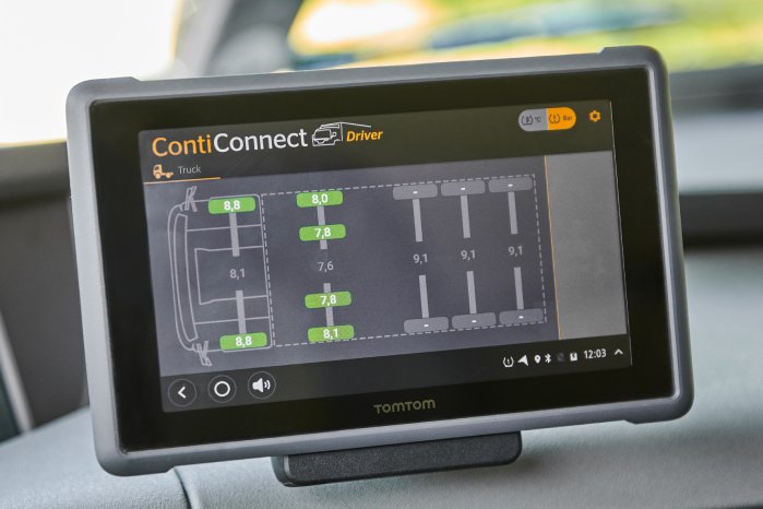 ContiConnect_Display_TomTom_1.jpg