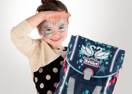 Das Informations- und Produktangebot ist riesig und oft verwirrend. Eltern sind daher häufig verunsichert, wenn die Einschulung naht und es darum geht, die Kleinen mit einer geeigneten Schultasche auszustatten. Die Aktion Gesunder Rücken e. V. erklärt, worauf es wirklich ankommt./ Bild: Steinmann/ AGR