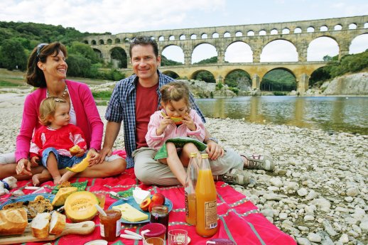 vamos Reisen - Familie am Pont du Gard.jpg