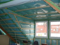 Undichtheit durch Unwissenheit: Trotz sauberer handwerklicher Arbeit kann Luftdichtheit nicht entstehen, wenn – wie in diesem Beispiel – die alte Holzbalkendecke unter dem Fußboden unbeachtet bleibt. Eine Leckagesuche vorab hätte den zusätzlichen Sanierungsbedarf rechtzeitig aufgedeckt.