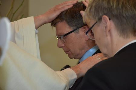 Zur offiziellen Amtseinführung von Dr. Rainer Pfrommer gehörte auch die Bitte um Segen, die durch das Auflegen der Hände symbolisiert wird