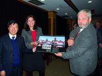 Prof. Dr. Liu Changsheng, Vizepräsident der East China University of Science and Technology (ECUST); Dr. Muriel Helbig, Präsidentin der Fachhochschule Lübeck (FHL) und Prof. Dr.-Ing. Joachim Litz, Vizepräsidenten der FHL (Foto: FH Lübeck)