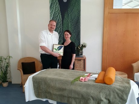Sascha Jakobi (Residence Manager) und Franzisca Klotz (Spa Managerin) mit dem GreenSign SPA.jpg