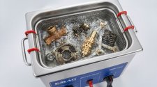 Ultraschallreiniger mit Metallteilen