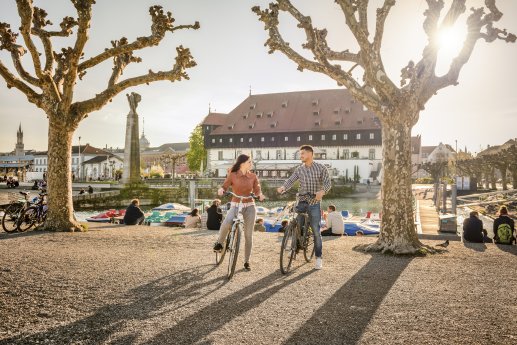 Konstanz-Konzil-Stadtgarten-Fahrrad-Bootsverleih-Paar-Sonne-01_Copyright_MTK-Dagmar-Schwell.jpg