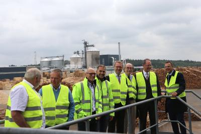 Holzstapel soweit das Auge reicht… Rund 50.000 Festmeter Holz lagern auf dem Gelände der Pfeifer Group in Wallenrod - in nur zehn Produktionstagen wäre das alles verarbeitet. Das Foto zeigt (v. re.) Firmenchef Michael Pfeifer, Regierungspräsident Dr. Christoph Ullrich, Bürgermeister Rainer-Hans Vollmöller, Wirtschaftsdezernent Dr. Jens Mischak, Werksleiter Andreas Schmid, Geschäftsführer Gernot Hormess, Lothar Pietsch (Erster Stadtrat Lauterbach) und Willy Krenzer (Stadt Schlitz) beim Rundgang über das Betriebsgelände (Foto: Gaby Richter, Vogelsbergkreis)