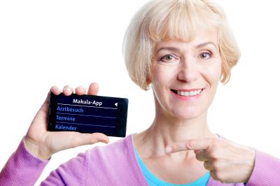 Patientin mit Makula-App (Quelle Shutterstock, AMD-Netz)