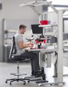 Auf Rückenfreundlichkeit sollte am Industriearbeitsplatz auch bei der Wahl der Arbeitsstühle geachtet werden. Diese unterstützen ein beschwerdefreies und konzentriertes Arbeiten / Bild: Dauphin/AGR