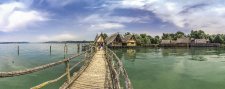 Das älteste archäologische Freilichtmuseum Deutschlands in Unteruhldingen am Bodensee besteht aus 23 Pfahlbauhäusern