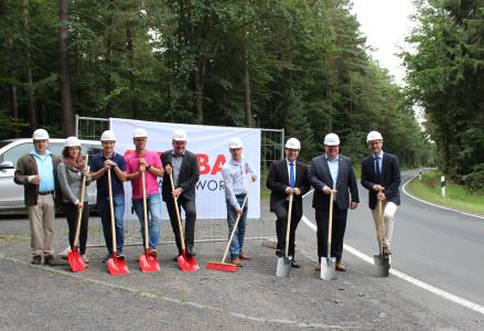 von rechts nach links: Erster Kreisbeigeordneter Dr. Jens Mischak; Bürgermeister Stephan Paule; Bürgermeister Lars Wicke; Benjamin Eickhorst, Fa. Strabag; Regionalbevollmächtigter Hessen Mobil, Ulrich Hansel; Stefan Günther, Amt für Bauen und Umwelt des Vogelsbergkreises; Richard Gehringer, Fa. Strabag,; Karen Finok, Fa. Strabag; Günther Heil, Ortsvorsteher Udenhausen
