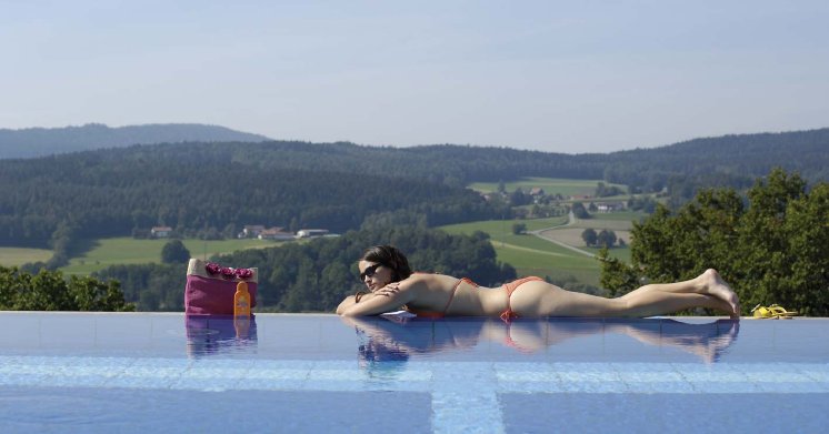 pool-mit-frau.jpg