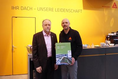 Thomas Kison von Sika erhält die EPD von Sikaplan U von Dr. Burkhart Lehmann (IBU)