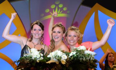 Drei neue Weinmajestäten: Prinzessin Ramona Sturm (Mosel), Deutsche Weinkönigin Annika Strebel (Rheinhessen) und Weinprinzessin Elisabeth Born (Saale-Unstrut) / Bild: www.deutscheweine.de