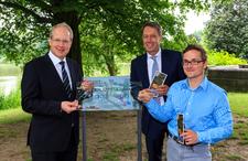 Stellen die neue GeoTour vor: Oberbürgermeister Stefan Schostok, HMTG-Geschäftsführer Hans Christian Nolte und Daniel Pflieger, Geschäftsführer der GeheimPunkt GmbH, die die Tour entwickelt hat (v.li.). Copyright: HMTG