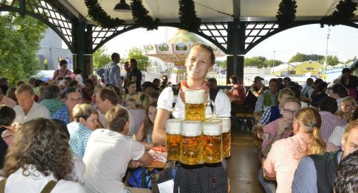 Im Bierpreisvergleich mit den anderen bedeutenden bayerischen Volksfesten schneidet das Gäubodenvolksfest Straubing gut ab. Die Maß Bier kostet beispielsweise rund 20 Prozent weniger als auf dem diesjährigen Münchner Oktoberfest / Foto: obx-news/Fotowerbung Bernhard