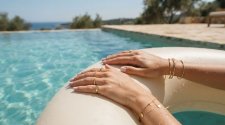 Frau mit Schmuck im Wasser