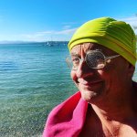 Badeerlebnis der Extraklasse auf Juist: Alle Menschen sind zum gemeinsamen Baden mit Comedy-Star Wigald Boning am Juister Strand eingeladen, bevor am Abend ein schräg-amüsanter Diavortrag zu Wigald Bonings Experiment 