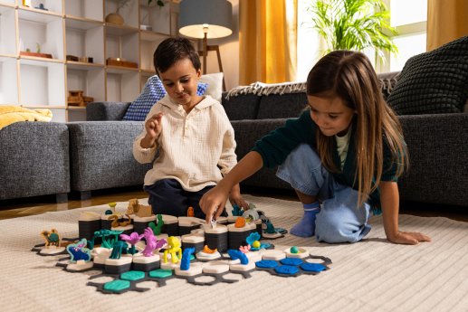 Ravensburger GraviTrax Junior - Spielszene World Boy & Girl 3 (2).jpg