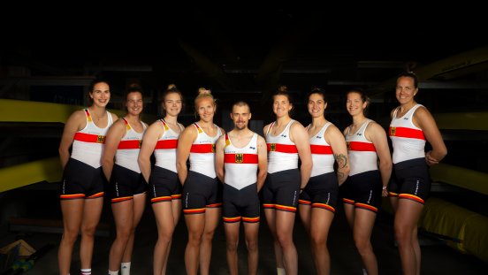 Frauen-Achter Nationalteam 2025 – Teamfoto mit AUGLETICS-Trikots.jpg