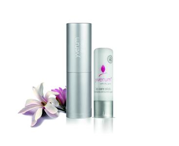 Das extravagante yverum lip care Cover schließt mit Magnetverschluss und ist dank "Refill" jederzeit nachfüllbar
