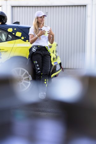 formel-e-trifft-elektro-rallye-sophia-floersch-startet-im-adac-opel-gse-rally-cup (4).jpg