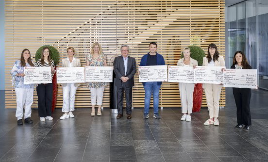 Bild-1-Spendenuebergabe-Kindergaerten.jpg