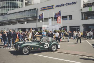 Zahlreiche Gäste des AvD-Oldtimer-Grand-Prix informierten sich am Pirelli Stand über Reifen für ihre klassischen Porsche Modelle. An vielen der ausgestellten Sportwagen waren Pirelli P 6000 montiert / Copyright: @amyshorephotography