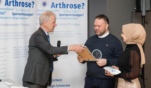 MedTec-Geschäftsführer Axel Muntermann mit Ilker Hasa