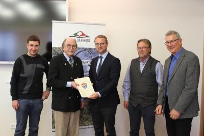 Lauterbachs Bürgermeister Rainer-Hans Vollmöller nimmt den Bewilligungsbescheid aus den Händen des Ersten Kreisbeigeordneten Dr. Jens Mischak entgegen / Foto: Sabine Galle-Schäfer/Vogelsbergkreis
