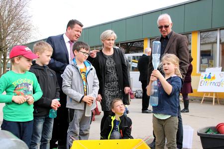 Spielerisches Tüfteln im Hort Am Castrum: (von links) Gehrdens Bürgermeister Cord Mittendorf, Spenderin Dr. Doris Früh-Naumann und Erwin Jordan, Dezernent für soziale Infrastruktur, an der Wasserstation von "Forscherzeiten"