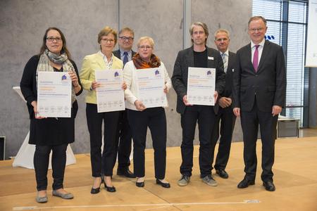Ministerpräsident Stephan Weil zeichnet 30 Schulen mit Gütesiegel aus