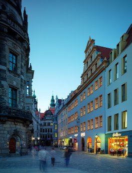 Swissotel_Dresden_Schlossstrasse_Entrance_At_Dusk_(c)_Swissotel_Hotels_and_Resorts.jpg