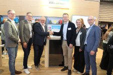 Offizieller Auftakt der Kooperation zur DACH+HOLZ International 2026 in Köln(von links): Rolf Fuhrmann, Geschäftsführer Berufsbildungszentrum Mayen, Ulrich Marx, Hauptgeschäftsführer ZVDH, Johannes Lauer, Vorsitzender Berufsbildungswerk, Malte von Lüttichau, Leitung Geschäftsfeld Bauausführung & Handel, Ute Schikorra, Programm Managerin Dach & Holz, Thomas Ceppok, Leitung Akademie RM Rudolf Müller Medien