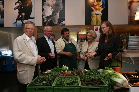Warben in der Kantine der Staatsoper Hannover am Gemüsestand von Frederic Pein (Mitte) von der Isernhagener Bioland-Gärtnerei Rothenfeld für den Veggietag (von links nach rechts): Eberhard Röhrig-van der Meer, Geschäftsführer des Umweltzentrum Hannover, Dr. Hans-Bernhard Behrends, Leiter des Fachbereichs Gesundheit der Region Hannover, Silvia Hesse vom Agenda 21-Büro der Landeshauptstadt Hannover und Sonja Papenfuß, Leiterin des Fachbereichs Umwelt der Region Hannover