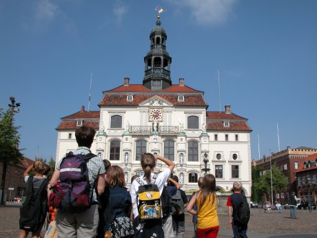 Rathaus-neumitSchüler.jpg