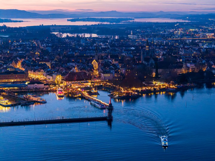 Winterzauber mit Weihnachtsmarkt, Christmas Garden, Adventsshopping, Riesenrad, SEA LIFE, Museen und weiteren Erlebnissen direkt am Bodensee entdecken