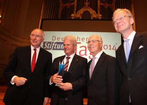 Stifterpreis für Dietmar Hopp (Quelle Marc Darchinger_Bundesverband Deutscher Stiftungen).jpg