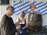 Einweisung beim Anzapfen: Dipl. Ing. Martin Zuber, Geschäftsführer der Brauerei im Eiswerk, Bayerische Bierkönigin Johanna Seiler