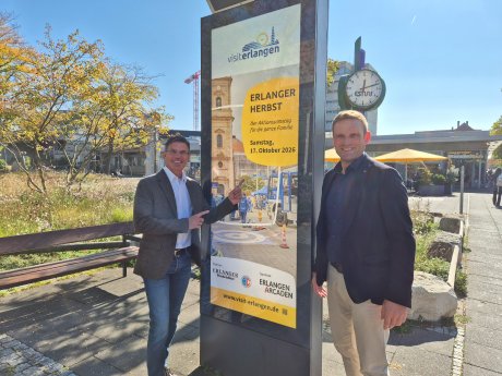 Christian Frank und Jörg Volleth vor der Infostele am Rathausplatz (c) ETM Oliver Timmermann.jpg