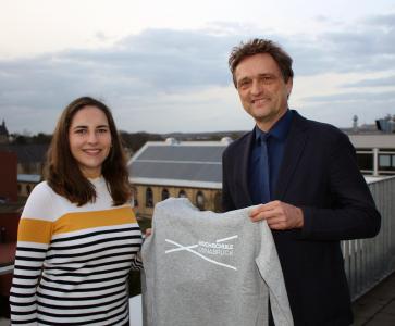 Jessica Herzig ist Studentin Nummer 14.000 der Hochschule Osnabrück. Aus den Händen von Hochschulpräsident Prof. Dr. Andreas Bertram erhielt sie jetzt einen Kapuzenpullover aus der Hochschul-Kollektion. Herzig studiert Wirtschaftsingenieurwesen (dual) auf dem Campus Lingen der Hochschule